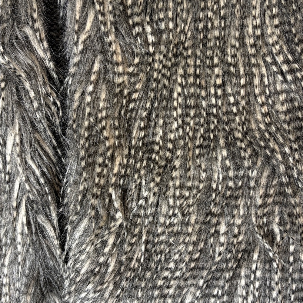 ⭐️ H&M Charcoal Knit vest with faux fur- XS - Picture 5 of 10